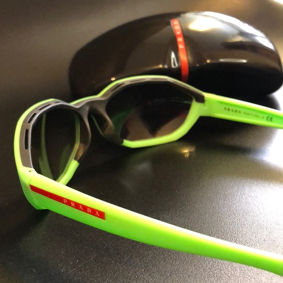 Prada neon green sunnies - Picture 3 of 6